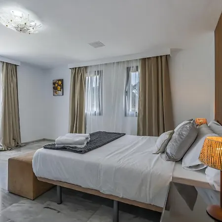27 Nueva Andalucia Puerto Banus 别墅 *
